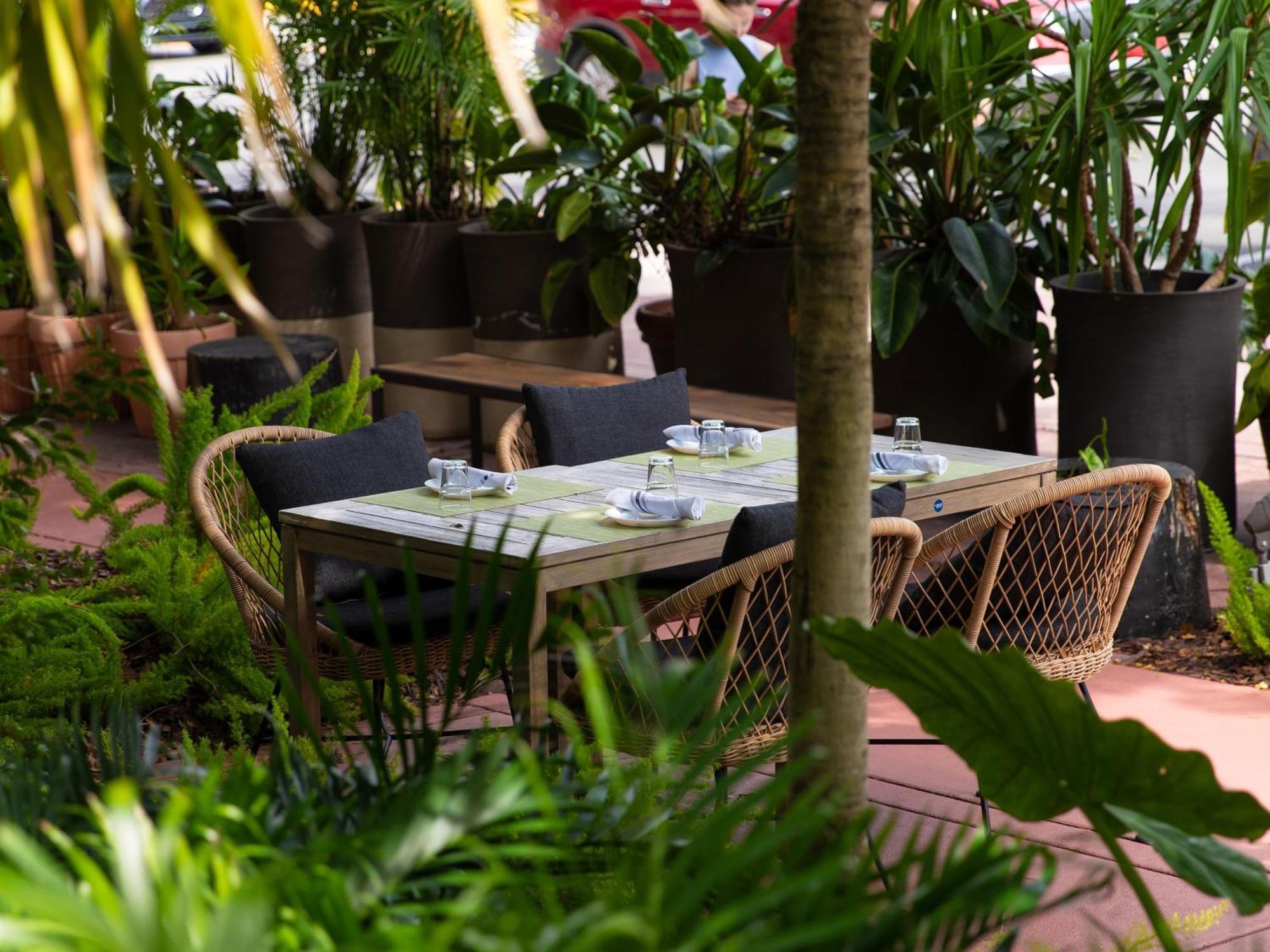Kimpton Angler'S Hotel South Beach By Ihg Miami Beach Ngoại thất bức ảnh The patio at the restaurant